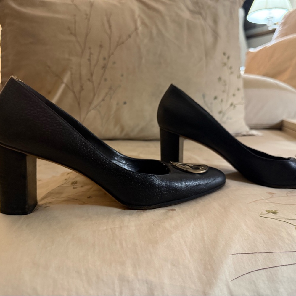 Gucci Black Heels with Gold Emblem - Picture 6 of 6